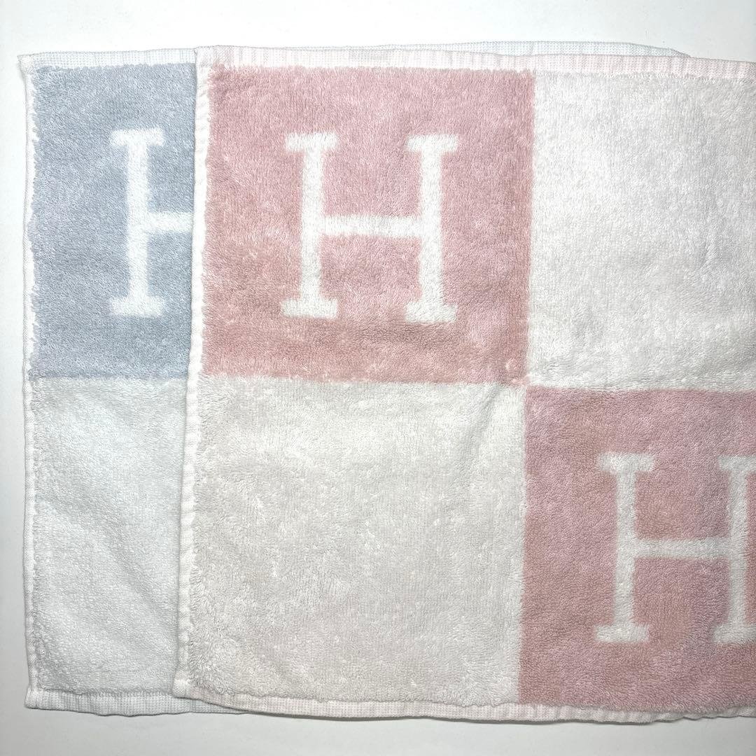 【週末値下げ】HERMES Hロゴ タオルハンカチ2枚　ピンク/ブルー 週末値下げ】HERMES Hロゴ タオルハンカチ2枚 ピンク/ブルー 週末
